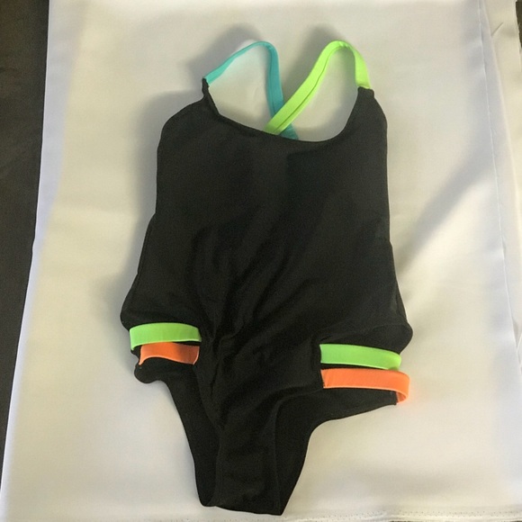 Scoop-neck swimsuit-no brand name - Picture 4 of 5